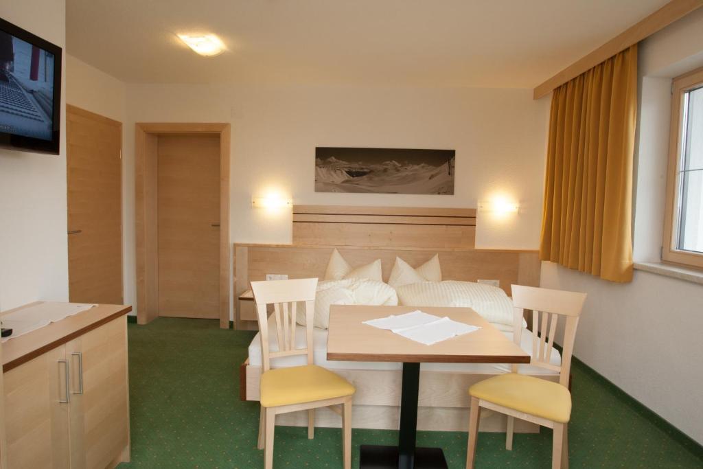 Haus Muehlbach Hotel Fiss Room photo